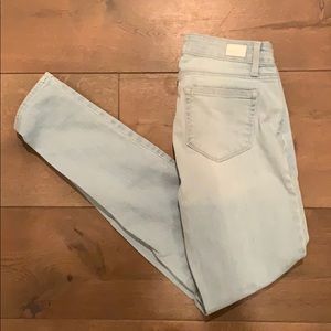 light wash - mid rise - skinny jeans with rips